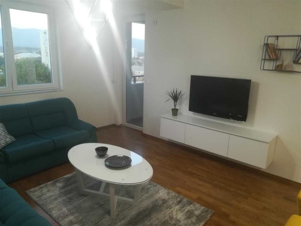 Дава се под наем Едностаен апартамент в Пловдив, Остромила - 45 кв.м за 204 € - Снимка #1