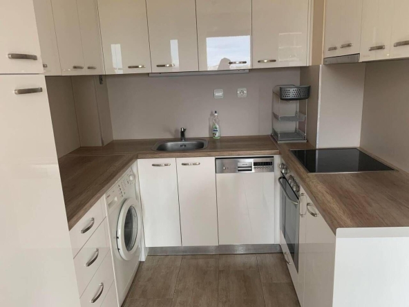 Дава се под наем Тристаен апартамент в Пловдив, Съдийски - 130 кв.м за 600 € - Снимка #1