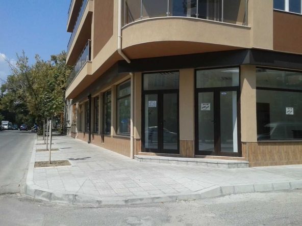 Дава се под наем Магазин в Русе, Център - 33 кв.м за 380 € - Снимка #1