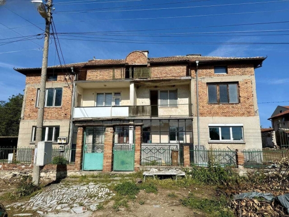 Къща в с. Брестник, Област Пловдив - 350 кв.м за 510 €/кв.м - Снимка #1