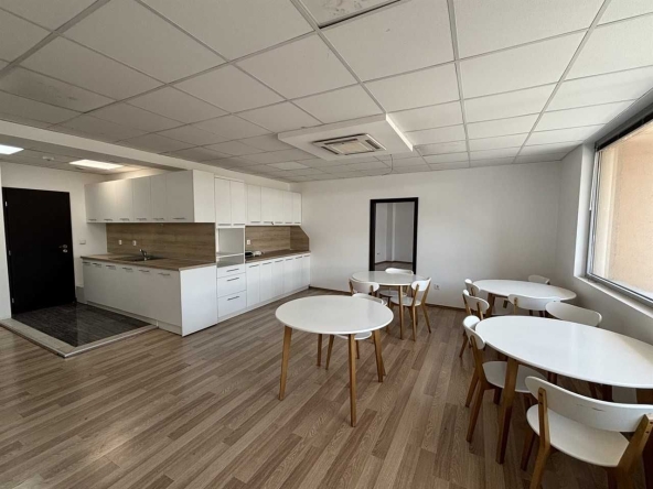 Дава се под наем Офис в София, Младост 2 - 310 кв.м за 3092.13 € - Снимка #1