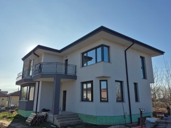 Къща в с. Златитрап, Област Пловдив - 262 кв.м за 701 €/кв.м - Снимка #1