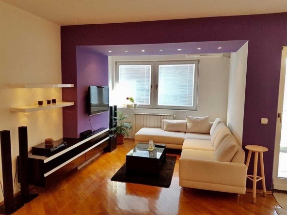 Дава се под наем Двустаен апартамент в Бургас, Център - 65 кв.м за 204 € - Снимка #1