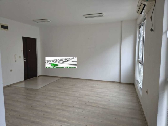 Дава се под наем Офис в Пловдив, Център - 37 кв.м за 388.62 € - Снимка #1
