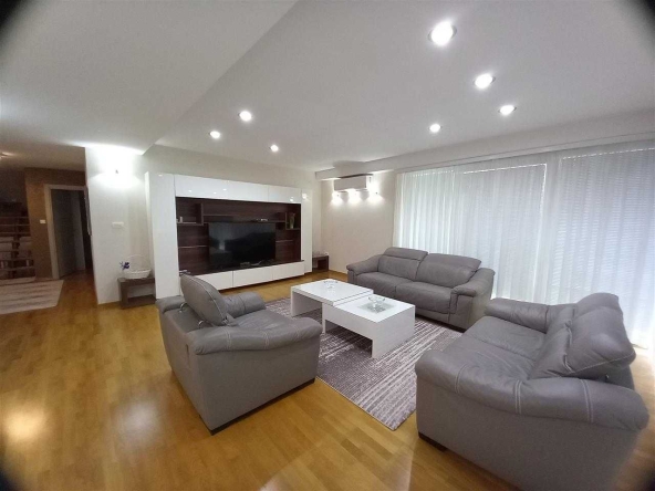 Дава се под наем Двустаен апартамент в Бургас, Лазур - 80 кв.м за 204 € - Снимка #1