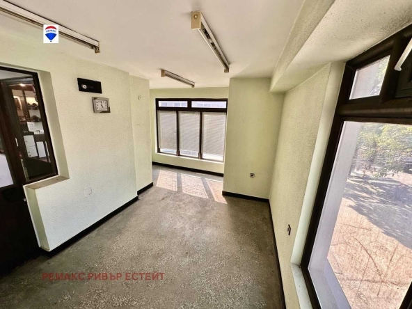 Дава се под наем Офис в Русе, Централен кооп. пазар - 20 кв.м за 153 € - Снимка #1