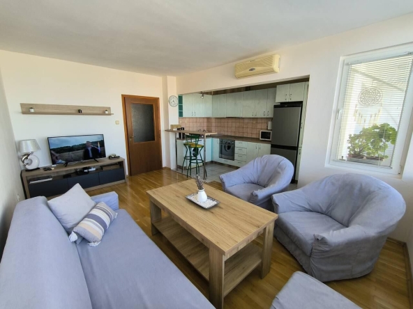 Дава се под наем Двустаен апартамент в Бургас, Лазур - 55 кв.м за 357 € - Снимка #1