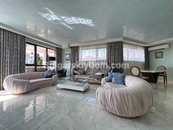 Тристаен апартамент в Несебър - 270 кв.м за 708 €/кв.м - Снимка #1