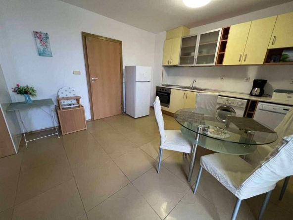 Дава се под наем Двустаен апартамент в к.к. Св.Св. Константин и Елена - 65 кв.м за 428.91 € - Снимка #1