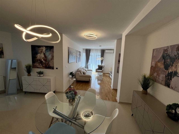 Дава се под наем Тристаен апартамент в Бургас, Славейков - 80 кв.м за 300.9 € - Снимка #1