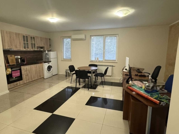Дава се под наем Тристаен апартамент в София, Градина - 120 кв.м за 972.06 € - Снимка #1