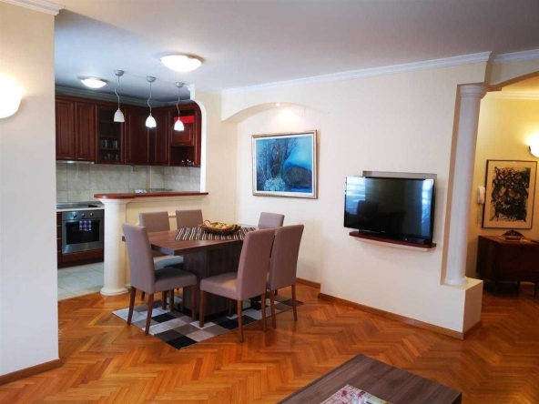 Дава се под наем Двустаен апартамент в Бургас, Изгрев - 65 кв.м за 229.5 € - Снимка #1