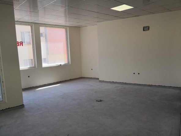 Дава се под наем Магазин в Бургас, Сарафово - 100 кв.м за 947.58 € - Снимка #1