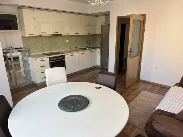 Дава се под наем Тристаен апартамент в Бургас, Център - 98 кв.м за 598.23 € - Снимка #1