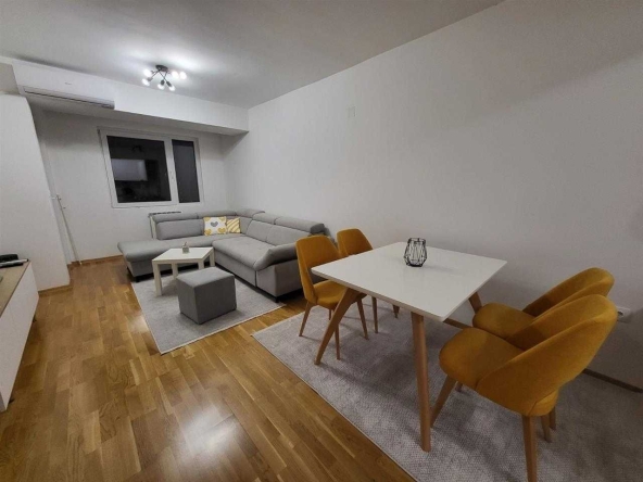 Дава се под наем Двустаен апартамент в Бургас, Център - 63 кв.м за 300.9 € - Снимка #1