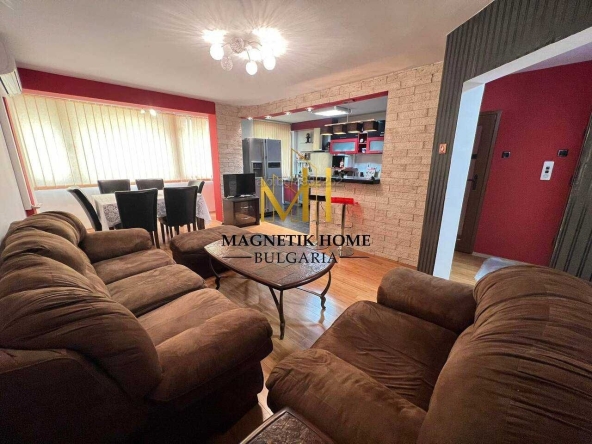 Дава се под наем Тристаен апартамент в Бургас, Център - 94 кв.м за 612 € - Снимка #1