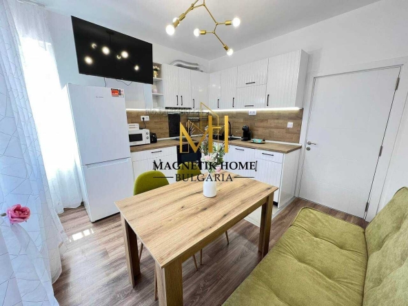 Дава се под наем Тристаен апартамент в Бургас, Център - 80 кв.м за 663 € - Снимка #1