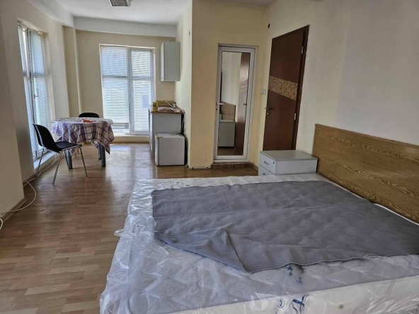 Дава се под наем Едностаен апартамент в Бургас, Център - 25 кв.м за 306 € - Снимка #1