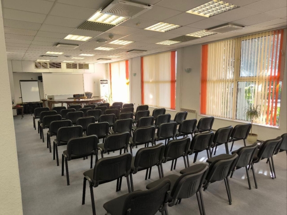 Дава се под наем Офис в к.к. Златни пясъци - 120 кв.м за 61.2 € - Снимка #1