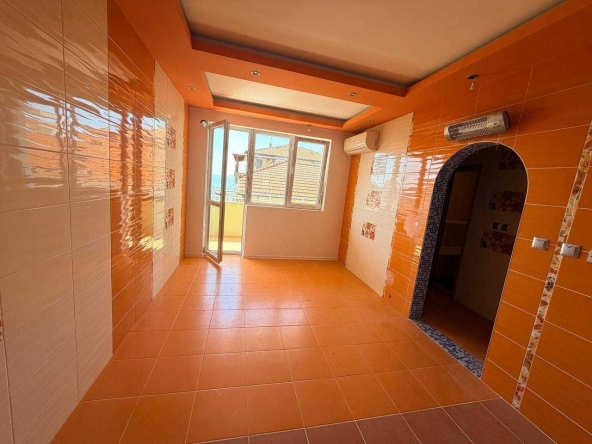 Тристаен апартамент в Поморие - 260 кв.м за 391 €/кв.м - Снимка #1