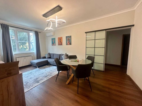 Дава се под наем Тристаен апартамент в София, Център - 80 кв.м за 747.66 € - Снимка #1