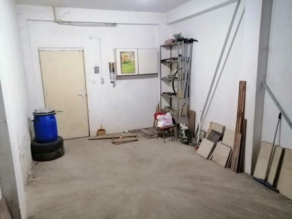 Дава се под наем Гараж / Паркомясто в Търговище, Център - 20 кв.м за 79.56 € - Снимка #1