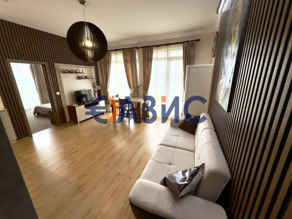 Тристаен апартамент в Бургас, Център - 110 кв.м за 2681 €/кв.м - Снимка #1