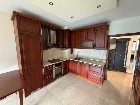 Дава се под наем Тристаен апартамент в София, Център - 100 кв.м за 739.5 € - Снимка #1