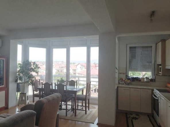 Дава се под наем Тристаен апартамент в Пловдив, Център - 86 кв.м за 428.4 € - Снимка #1