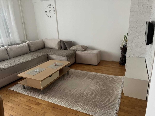 Дава се под наем Тристаен апартамент в Пловдив, Център - 81 кв.м за 316.2 € - Снимка #1