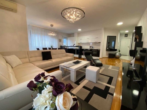 Дава се под наем Двустаен апартамент в Бургас, Възраждане - 56 кв.м за 219.3 € - Снимка #1