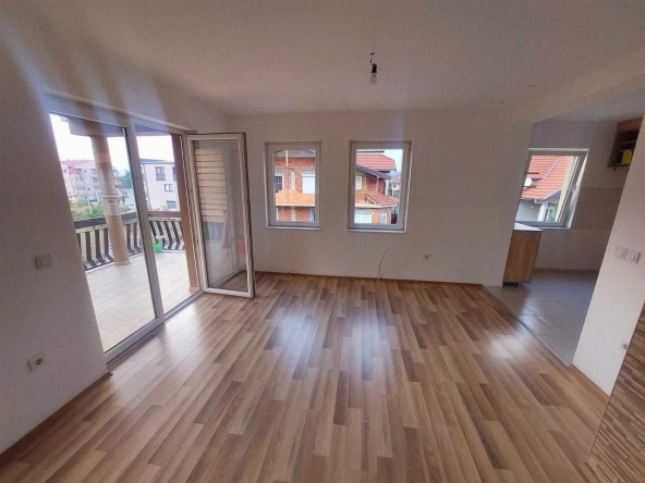 Дава се под наем Тристаен апартамент в Пловдив, Тракия - 90 кв.м за 280.5 € - Снимка #1