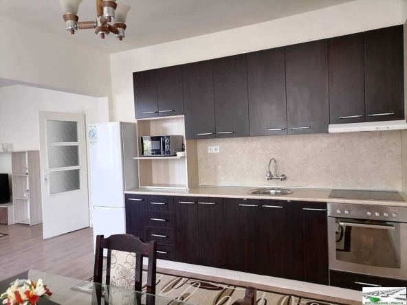 Дава се под наем Тристаен апартамент в Пловдив, Център - 90 кв.м за 561 € - Снимка #1