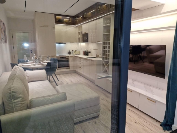 Дава се под наем Тристаен апартамент в Бургас, Център - 88 кв.м за 1785 € - Снимка #1