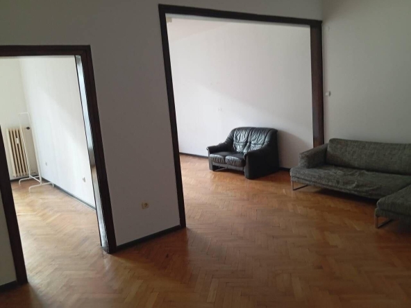 Дава се под наем Тристаен апартамент в София, Център - 100 кв.м за 715 € - Снимка #1