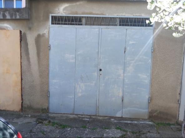 Дава се под наем Гараж / Паркомясто в Казанлък - 25 кв.м за 56.1 € - Снимка #1