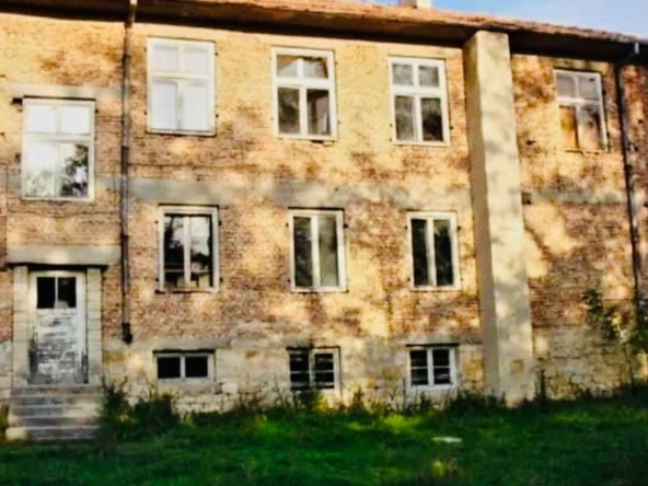 Къща в с. Сини вир, Област Шумен - 450 кв.м за 178 €/кв.м - Снимка #1