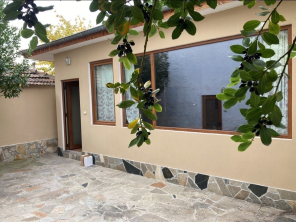 Дава се под наем Къща в Карлово - 70 кв.м за 300 € - Снимка #1