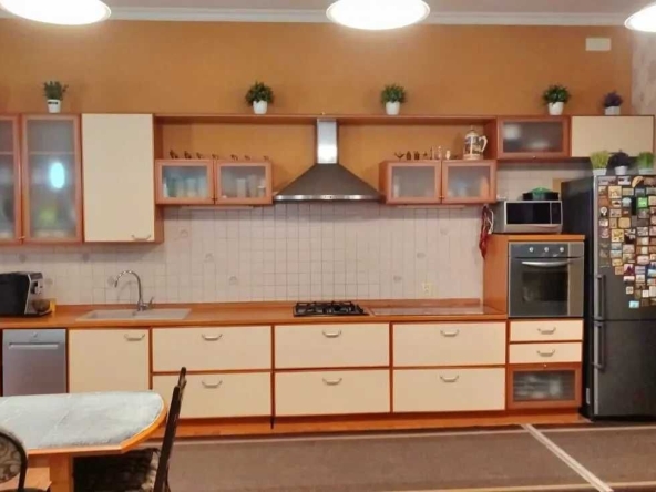 Дава се под наем Тристаен апартамент в София, Център - 100 кв.м за 612 € - Снимка #1