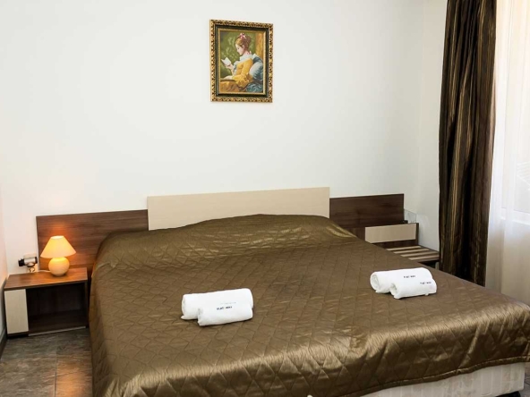 Дава се под наем Едностаен апартамент в к.к. Св.Св. Константин и Елена - 40 кв.м за 350 € - Снимка #1