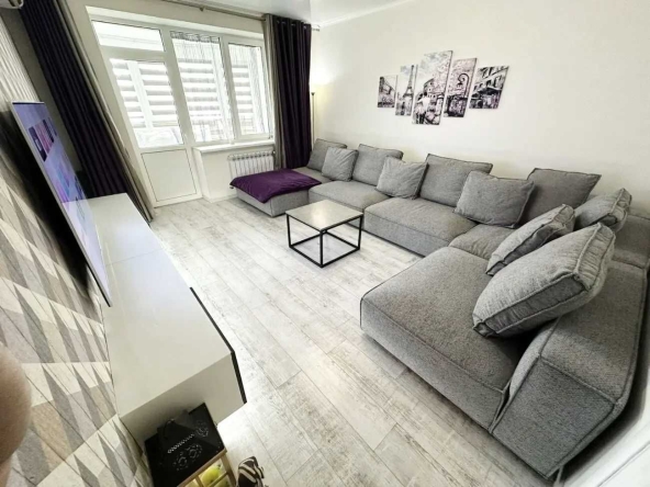 Дава се под наем Тристаен апартамент в София, Център - 90 кв.м за 561 € - Снимка #1