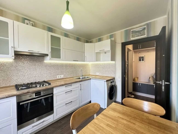 Дава се под наем Тристаен апартамент в София, Зона Б-18 - 100 кв.м за 637.5 € - Снимка #1