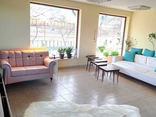 Дава се под наем Офис в Банско - 111 кв.м за 765 € - Снимка #1