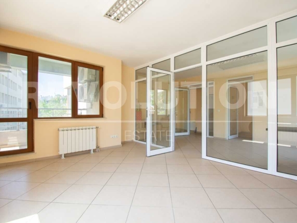 Дава се под наем Офис в София, Банишора - 122 кв.м за 728.79 € - Снимка #1