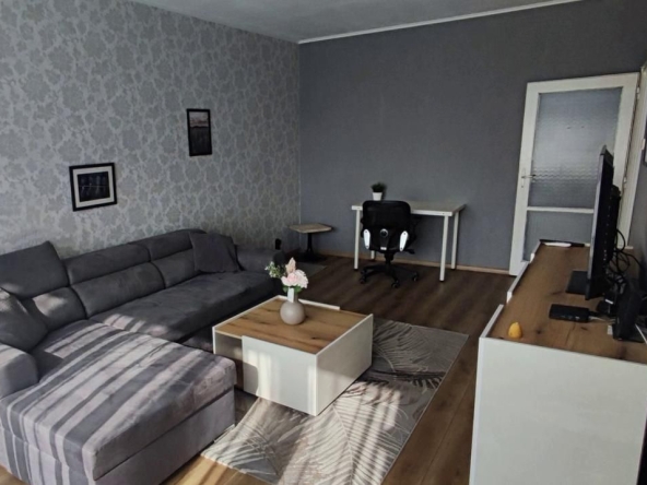 Дава се под наем Тристаен апартамент в София, Гоце Делчев - 100 кв.м за 880 € - Снимка #1