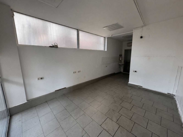 Дава се под наем Магазин в Пловдив, Център - 21 кв.м за 199.41 € - Снимка #1