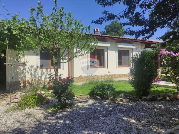 Къща в с. Славеево, Област Добрич - 109 кв.м за 1354 €/кв.м - Снимка #1