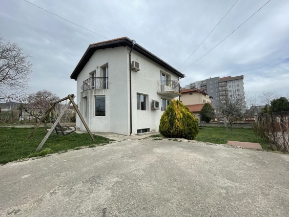 Дава се под наем Къща в Варна, м-т Ментешето - 240 кв.м за 1097.01 € - Снимка #1