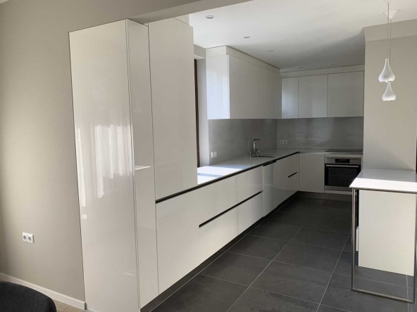 Дава се под наем Четиристаен апартамент в Варна, Център - 175 кв.м за 698.19 € - Снимка #1