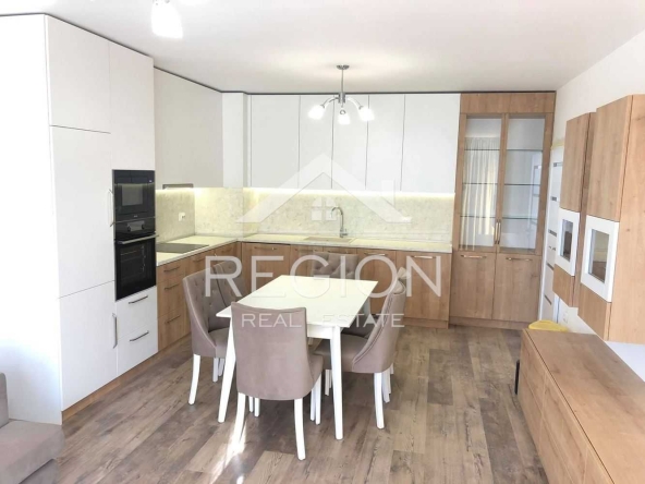 Дава се под наем Тристаен апартамент в Варна, Победа - 103 кв.м за 918 € - Снимка #1